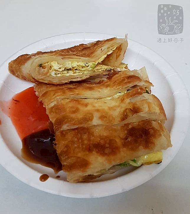 ▲蛋餅皮酥略帶厚度，愈嚼愈香。(圖/過上好日子-邱俊智) 