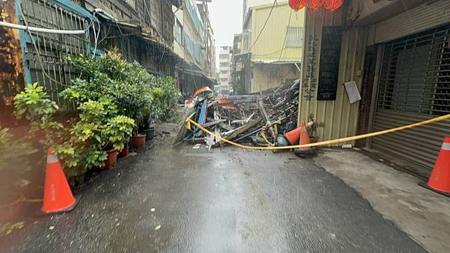 彰化市老舊木屋不敵強風吹襲，半夜整棟倒塌，事故現場處理完畢後，拉起封鎖線管制。民眾提供