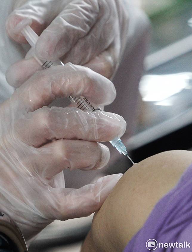 嘉義市30多歲男性接種AZ疫苗後不幸死亡，獲法定最高救濟上限新台幣600萬元。（圖為疫苗施打示意）   圖：張良一/攝