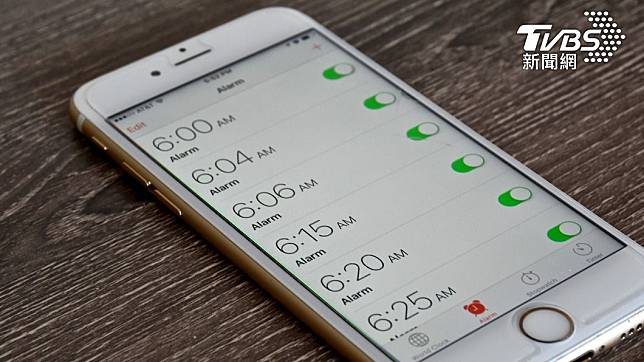 有iPhone用戶表示，手機沒設定鬧鐘卻自己響。（示意圖／shutterstock達志影像）