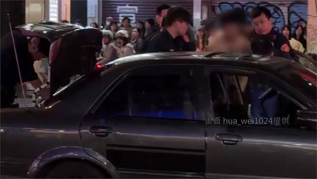 新北永和晚間發生警匪追逐案件，車上1名女子下車後昏厥。圖／hua_wei1024提供