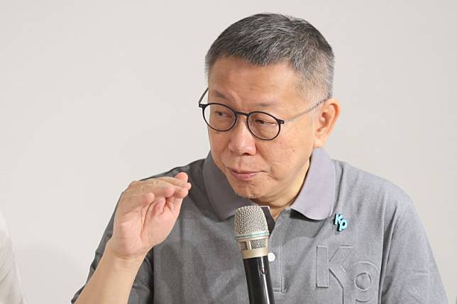 台灣民眾黨主席柯文哲11日出席「KP沉浸式上班」第二波募款兌換小物開箱記者會。（柯承惠攝）