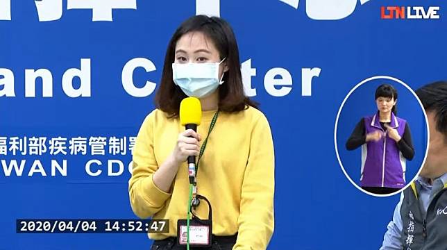 陳時中記者會上請客家電視台記者，用客語呼籲出遊戴口罩、保持距離，該名記者也以流利客家話呼籲民眾防疫，畫面頓時讓網友暴動，紛紛大讚戀愛了！(圖擷取自本報YouTube直播)