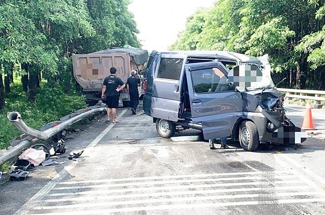 屏東枋寮鄉發生砂石聯結車與自小貨車的兩死車禍。（記者毛莉攝）