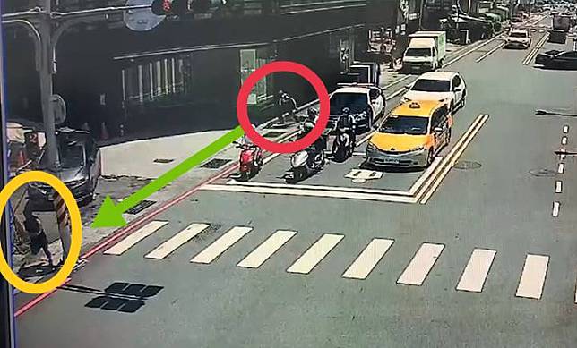 警察（紅圈）當街追毒犯（黃圈），輕鬆追跑三百公尺逮住邱男。（記者葉進耀翻攝）