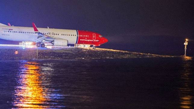 挪威穿梭航空一架波音737客機降落西岸莫爾德機場時衝出跑道，險墜入大海。翻攝avherald.com