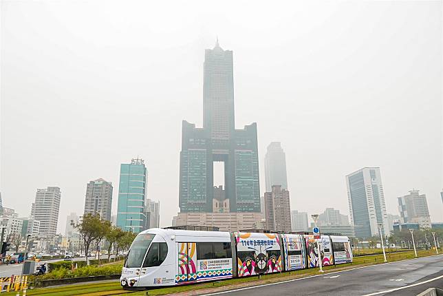 運發局推出全原運彩繪列車，民眾拍照打卡可抽一卡通。(高雄市運發局提供)