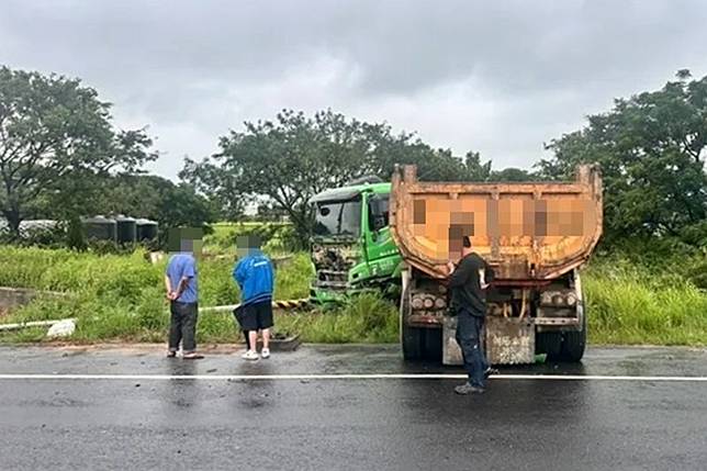桃園市新屋區中山西路二段今中午發生重大死亡車禍。（楊梅警分局提供）