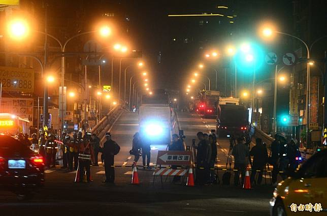 拆除台北市中正橋引道，晚間九點開始大型機具進入，準備拆除作業。(記者王藝菘攝)