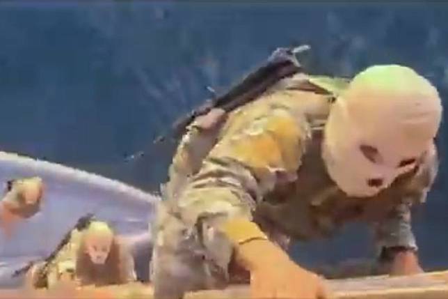 伊朗國營電視台今公開了一段由伊朗革命衛隊（IRGC）拍攝的武力扣押影像。（翻攝自@Tasnimnews_Fa X）