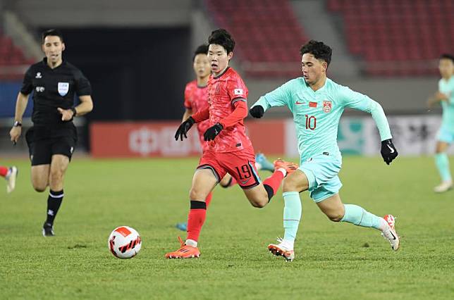 Oh Haram (Front L) of South Korea vies with Aibibula Nueraji of China during their match at the 2025 AFC U17 Asian Cup qualifiers in Dalian, northeast China's Liaoning Province, on Oct. 27, 2024. (Xinhua/Li Gang)