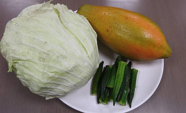 秋葵、高麗菜和木瓜都是養胃食物，能保護胃壁，緩解消化不良。   圖：台南市立醫院／提供