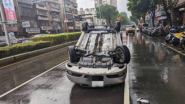 車輛翻覆一度造成該路段交通堵塞。（翻攝畫面）