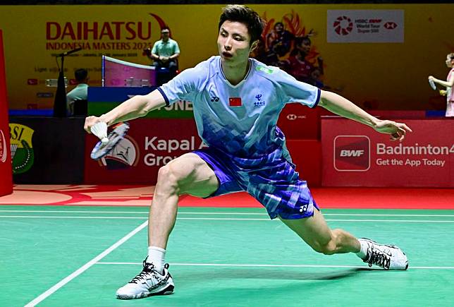 Shi Yuqi of China hits a return during the men's singles first round match against Ayush Shetty of India at the 2025 Indonesia Masters badminton tournament in Jakarta, Indonesia, Jan. 22, 2025. (Xinhua/Zulkarnain)