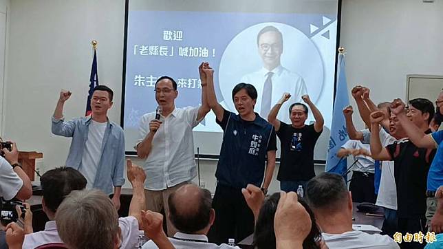 國民黨主席朱立倫(左2)到桃園為黨內桃園市第1選區立委參選人牛煦庭(左3)輔選，左1為桃園市議員凌濤。(記者鄭淑婷攝)