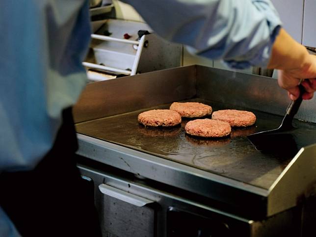 植物肉產品多以「漢堡排」為大宗，這和西方飲食習慣與食品加工技術有關。（圖片來源：Impossible Foods提供）
