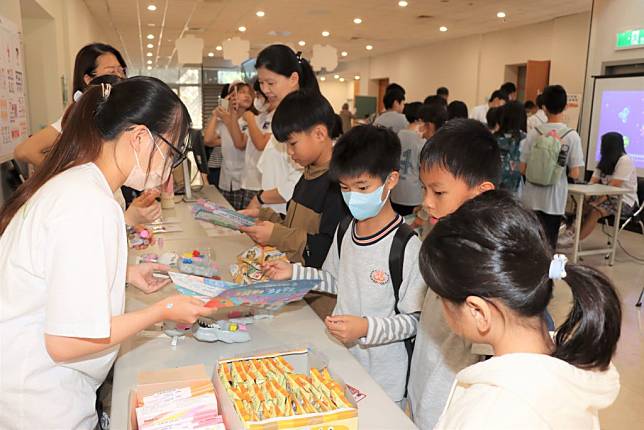 竹南鎮國家衛生研究院七日舉辦科普日「生技醫療多重宇宙」活動，學生透過互動式的闖關遊戲，引導探索生活科學的實際應用。（記者謝國金攝）