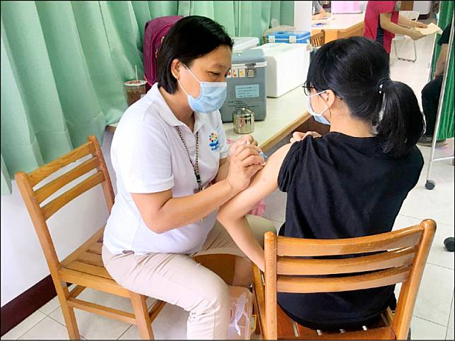 衛福部國健署新學期提供接種九價HPV疫苗，約10萬名女學生受惠。(資料照)