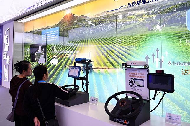 Visitors experience driving devices of agricultural machinery at the 3rd International Summit on BDS (BeiDou Navigation Satellite System) applications in Zhuzhou, central China's Hunan Province, Oct. 24, 2024. (Xinhua/Dai Bin)