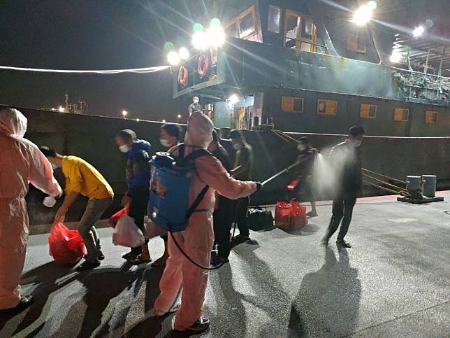 陸漁船越界捕魚蛇行拒檢　台中海巡強勢執法押回14人