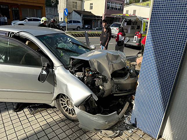 新春釀悲劇 北濱公路頭城段轎車自撞民宅一人無生命徵象