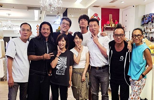 黃大煒（右2）生前最後一部戲劇作品是台版《我們的藍調時光》，與女友Vicky在澎湖合影。翻攝IG＠vickymeimeichao