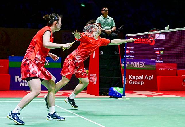 Guo Xinwa&reg;/Chen Fanghui compete during the mixed doubles final match against Midorikawa Hiroki/Saito Natsu of Japan at 2025 Indonesia Masters badminton tournament in Jakarta, Indonesia, Jan. 26, 2025. (Xinhua/Zulkarnain)