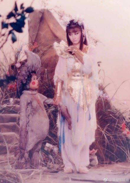 廖威凱(左)2歲時與潘迎紫演出《靈山神劍》爆紅。(翻攝自微博)