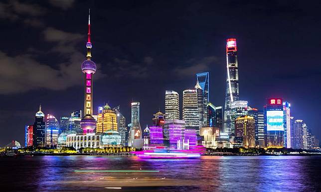 This photo taken on Nov. 4, 2022 shows an evening view of the Lujiazui area in east China's Shanghai. (Xinhua/Wang Xiang)