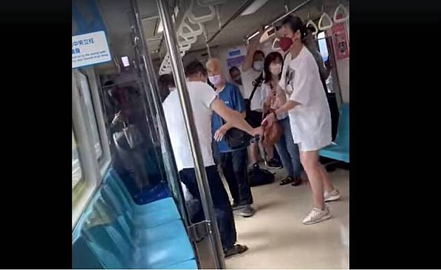 女乘客持傘對抗男子。(圖擷取自爆料公社臉書)