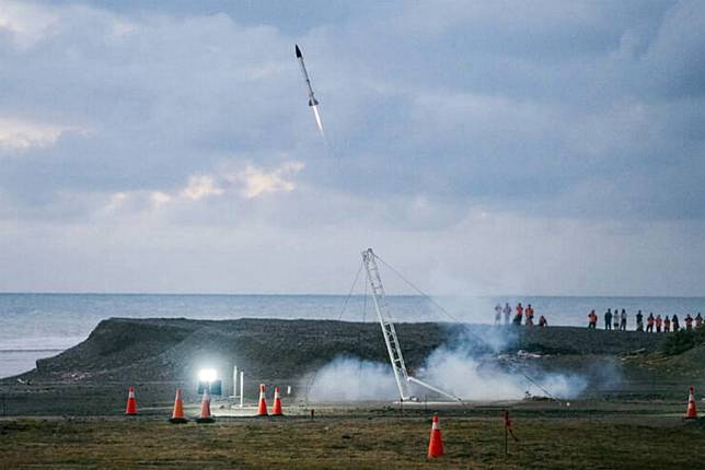 逢甲大學十二日成功發射小型科研火箭SHSR-Aero1，成為中台灣首個踏入科研火箭領域的學校。（記者陳金龍翻攝）