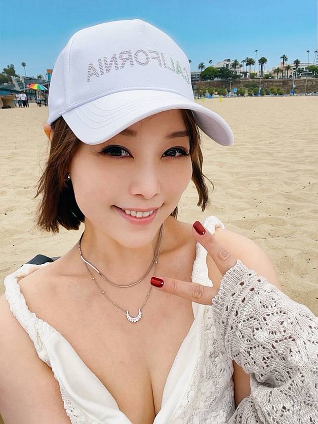 朱安禹海邊大解放露深溝。翻攝IG @peachanyu