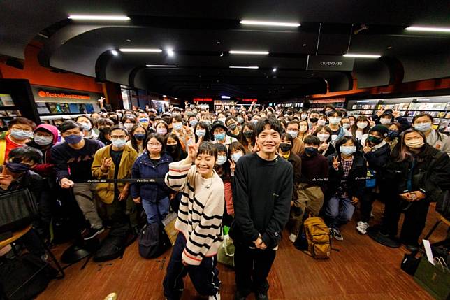鄭宜農(左)舉辦限定小巡迴，與製作人Chunho聊專輯製作過程。(火氣音樂提供)