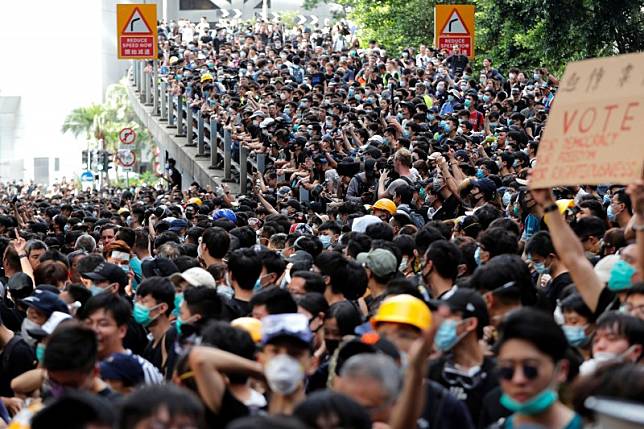 香港昨天(21日)有大批示威者到警察總部外抗議，要求香港特首下台並撤回逃犯條例草案。(路透社)