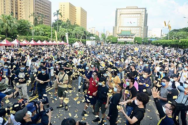 台灣機車路權促進會9日舉行遊行，機車族聚集在凱道上撒冥紙，表達對於交通現況不滿，提出5大訴求要求改革。（張哲偉攝）