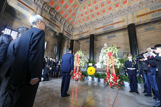 前總統馬英九以祭祖之名登陸，在乎歷史定位的馬英九更不會將此行當成單純祭祖而已。（馬英九辦公室提供）