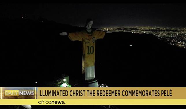 里約熱內盧的基督像被投射上印有Pele名字和10號的球衣。（截自africanews）