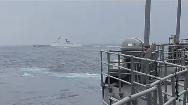 颱風杜蘇芮過境後，中共再派6艘軍艦到台海周邊施壓。圖為2023年4月中共圍台軍演田單艦監控中共軍艦,翻攝國防部發言人臉書