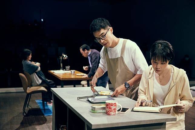 蔡亘晏（右）和黃人傑飾演結婚5年的夫妻，感情還算甜蜜。寬想國際娛樂提供