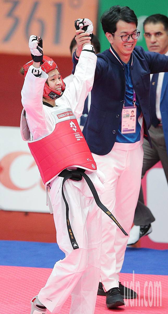 蘇柏亞（左）在雅加達亞運女子53公斤級摘金，總教練蘇泰源（右）是幕後功臣。