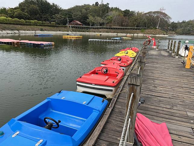 虎頭埤風景區在兒童節連假期間，早鳥入園兒童可免費搭電動輔助積木船。（記者黃文記攝）