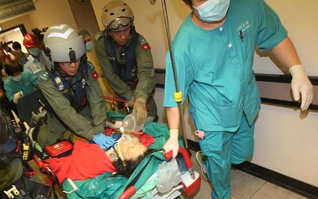 救護人員將女子送院途中為她進行心內壓急救