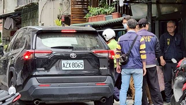 檢警再度借提犯高雄碎屍案嫌犯張介宗返回住處，近午時分下樓離開。施書瑜攝