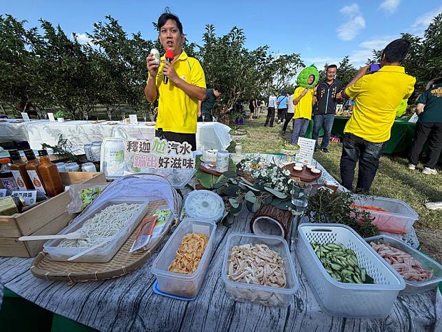 青農組成農遊體驗團隊，推出氣泡飲、釋迦麵ＤＩＹ，創新口味讓消費者驚艷。（記者鄭錦晴攝）