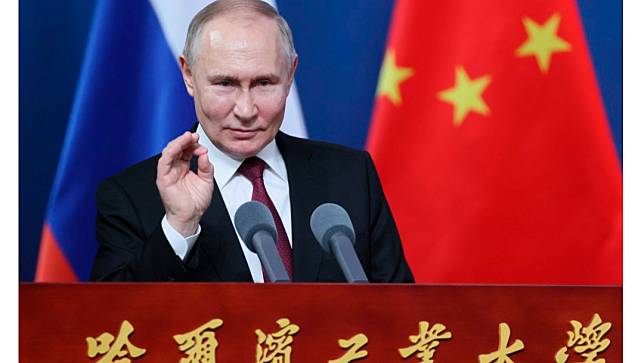 俄羅斯總統普丁赴中國國是訪問第二天參觀了哈爾濱工業大學與學生交流。美聯社