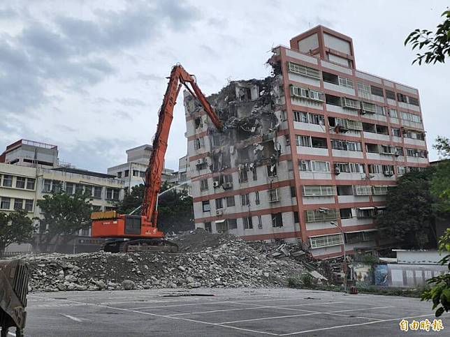 緊臨花蓮醫院的統帥大樓昨晚間開拆，由嘉義業者動用35公尺長大鋼牙破壞建物並移除。(記者花孟璟攝)