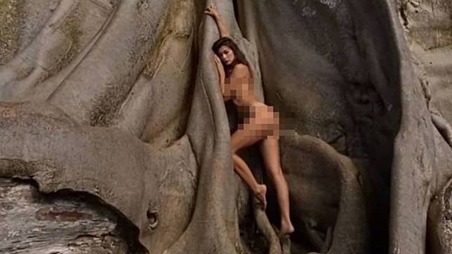 俄網紅法茲利瓦（Alina Fazleeva）全裸貼著聖樹拍照。（圖／翻攝自Alina_yogi IG）