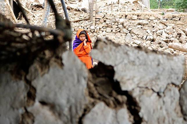 ▲阿富汗22日一場致命地震奪走當地超過千條人命。圖為當地女孩坐在瓦礫堆中。（圖／美聯社／達志影像）