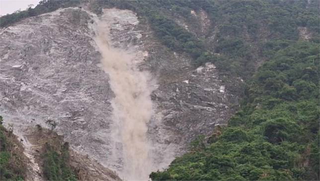 花蓮崇德山壁坍塌，大面積土石滑落。圖／台視新聞