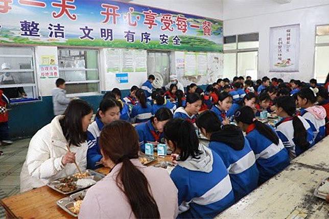 中國審計署揭露，許多地方政府為了還債，不惜挪用學生的營養午餐補助金。（取自@duwen2023）